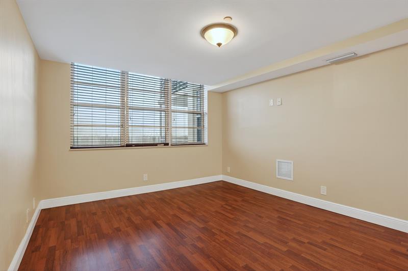 Image 21 of 32 For 3499 Oaks Way  909