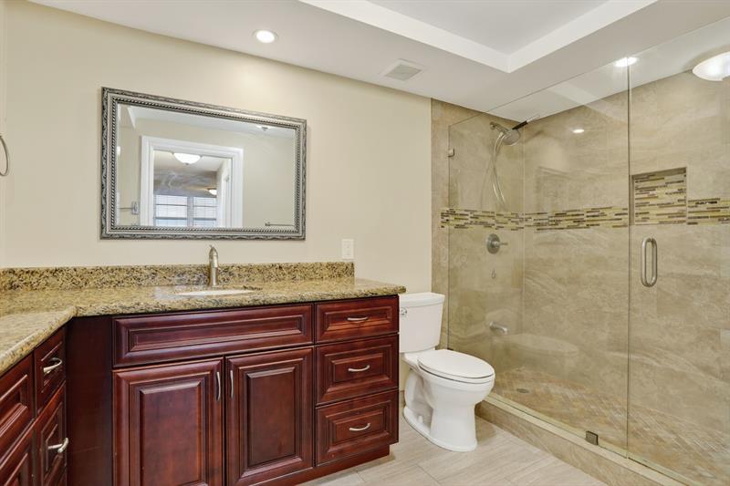 Image 23 of 32 For 3499 Oaks Way  909