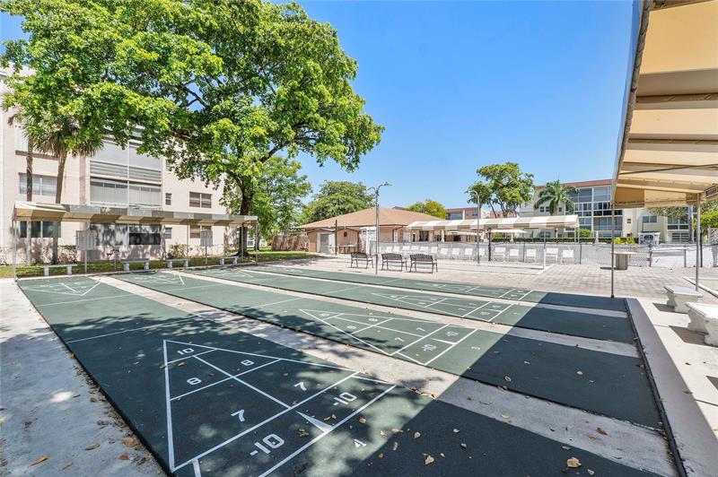 Image 14 of 15 For 2811 Somerset Dr  209