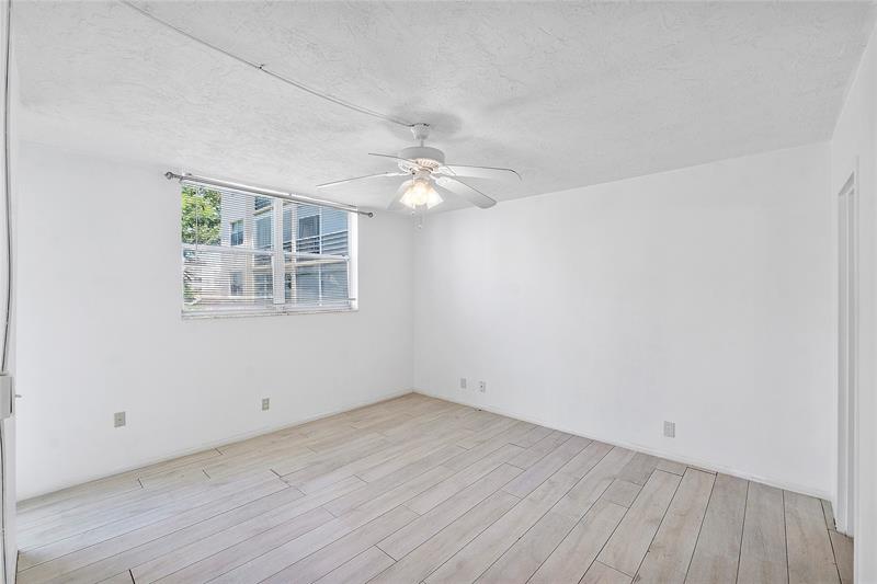 Image 9 of 15 For 2811 Somerset Dr  209