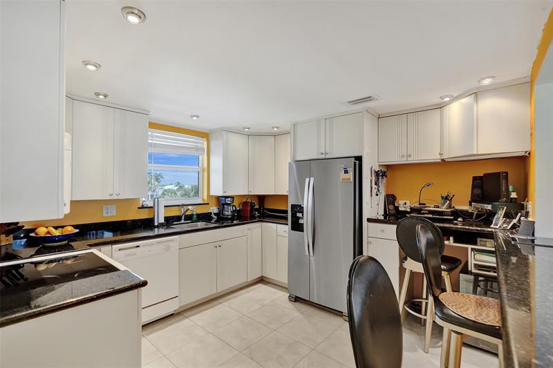 Image 11 of 31 For 1051 Hillsboro Mile  307e