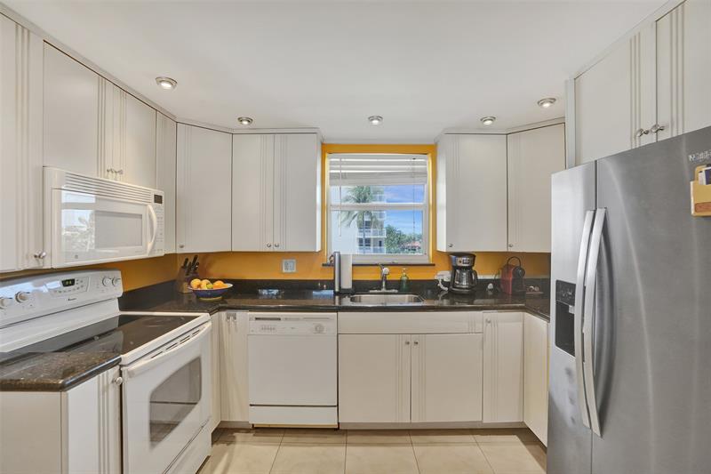 Image 13 of 31 For 1051 Hillsboro Mile  307e