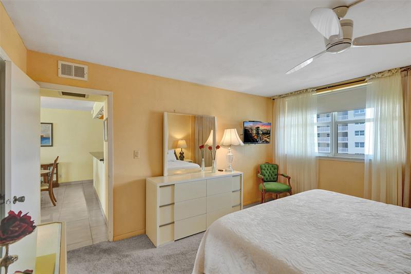 Image 16 of 31 For 1051 Hillsboro Mile  307e