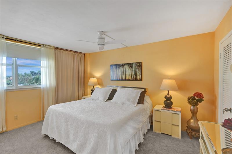 Image 17 of 31 For 1051 Hillsboro Mile  307e