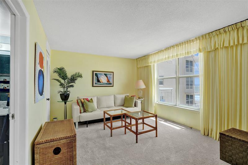 Image 19 of 31 For 1051 Hillsboro Mile  307e