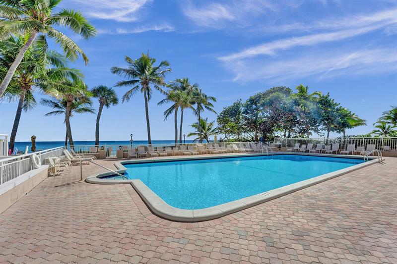 Image 29 of 31 For 1051 Hillsboro Mile  307e