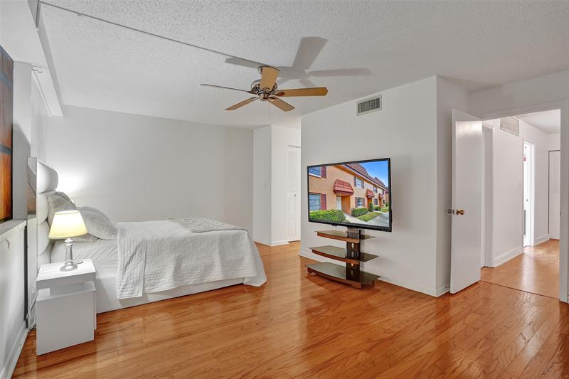 Image 22 of 45 For 929 45th St  929