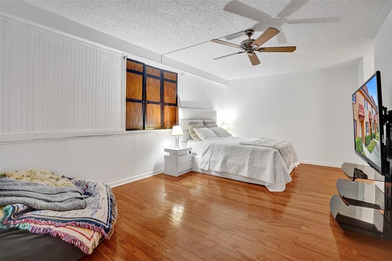 Image 23 of 45 For 929 45th St  929