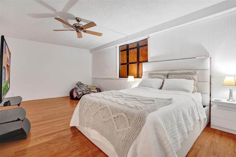 Image 24 of 45 For 929 45th St  929