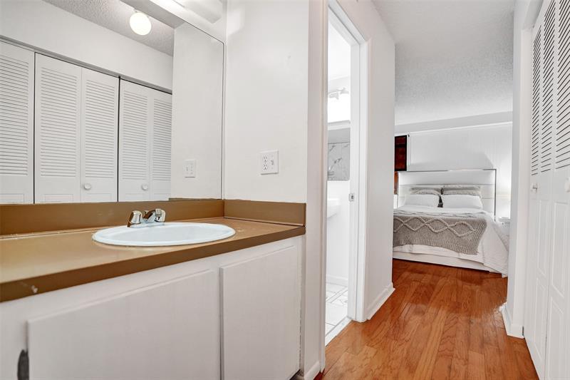 Image 33 of 45 For 929 45th St  929