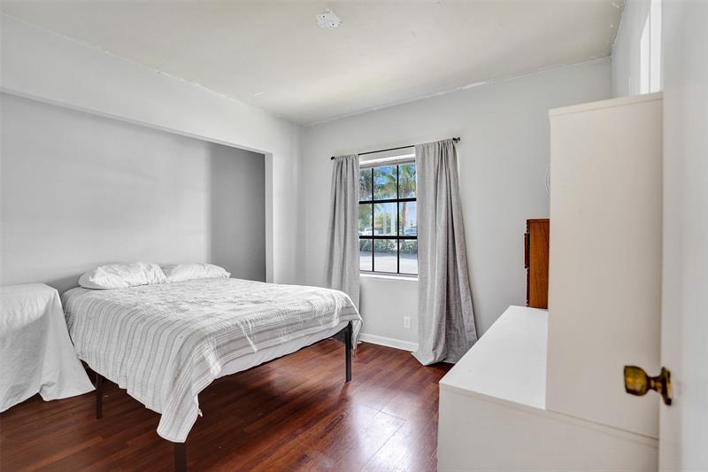 Image 34 of 45 For 929 45th St  929