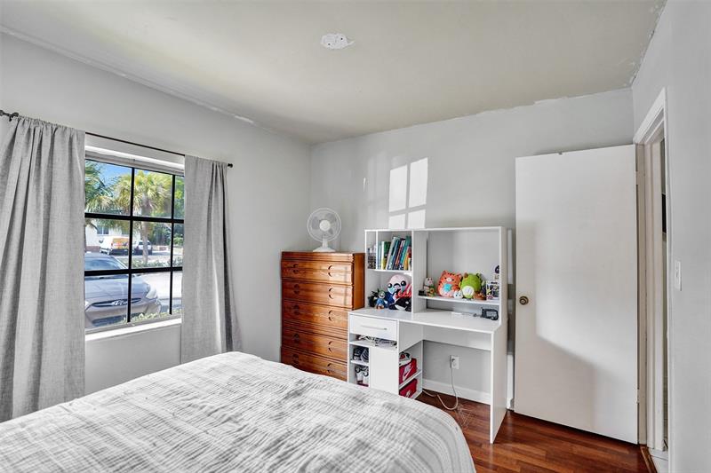 Image 35 of 45 For 929 45th St  929