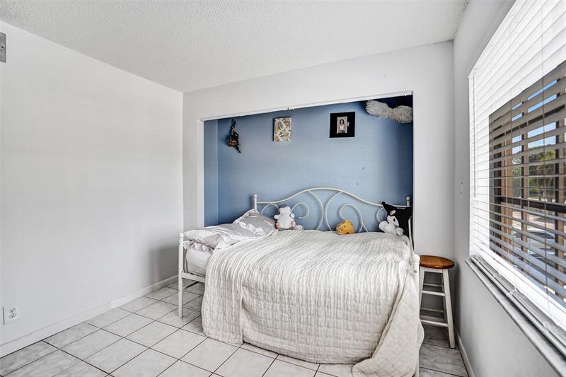 Image 37 of 45 For 929 45th St  929