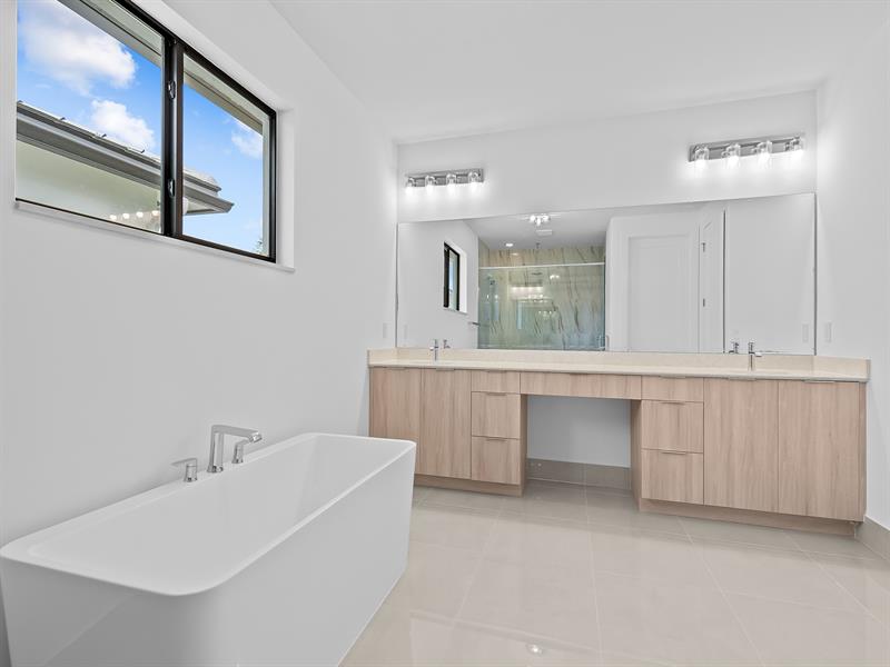 Image 11 of 41 For 1425 23rd Court