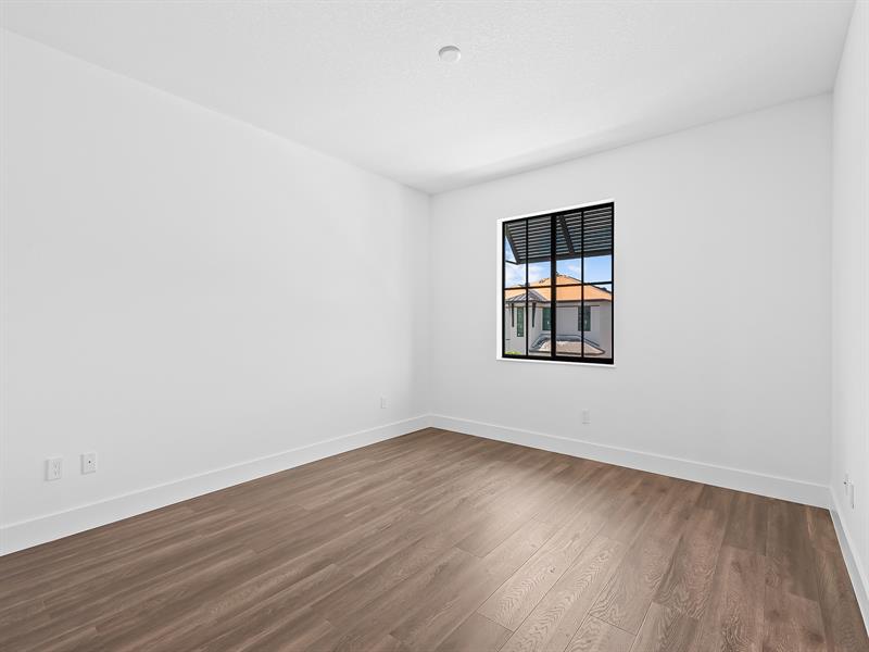 Image 14 of 41 For 1425 23rd Court