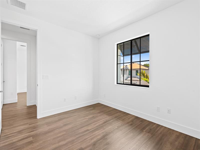 Image 19 of 41 For 1425 23rd Court