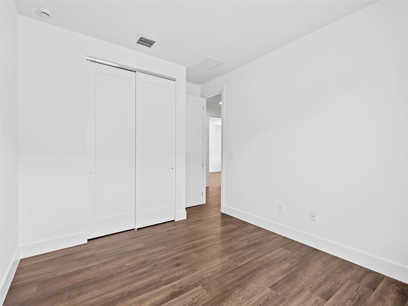 Image 21 of 41 For 1425 23rd Court