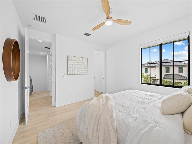 Image 16 of 40 For 1429 23rd Court