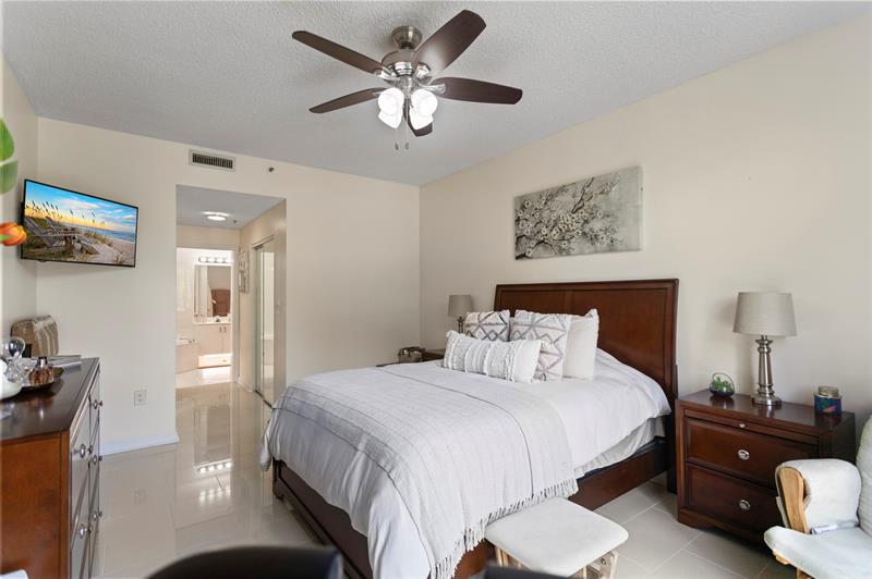 Image 27 of 39 For 9805 52nd St  218