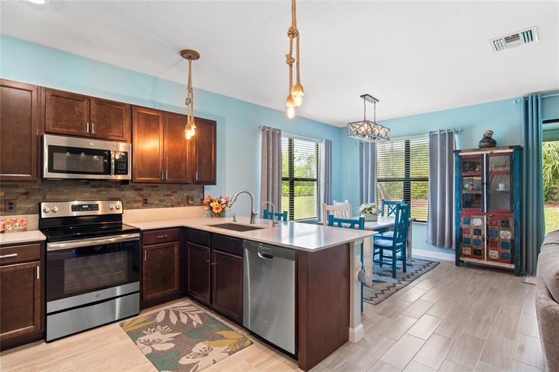 Image 4 of 35 For 10095 Villa Cir