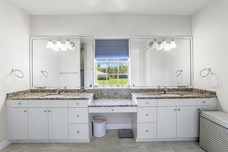 Image 21 of 31 For 4507 Lake Heather Cir