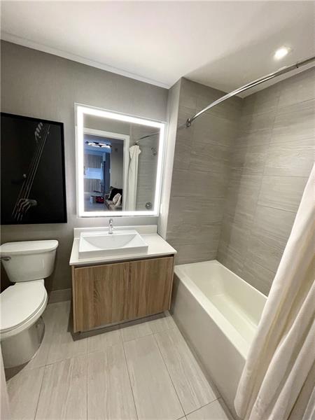 Image 18 of 22 For 2960 207 St  1008