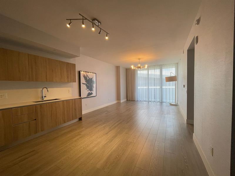 Image 19 of 22 For 2960 207 St  1008