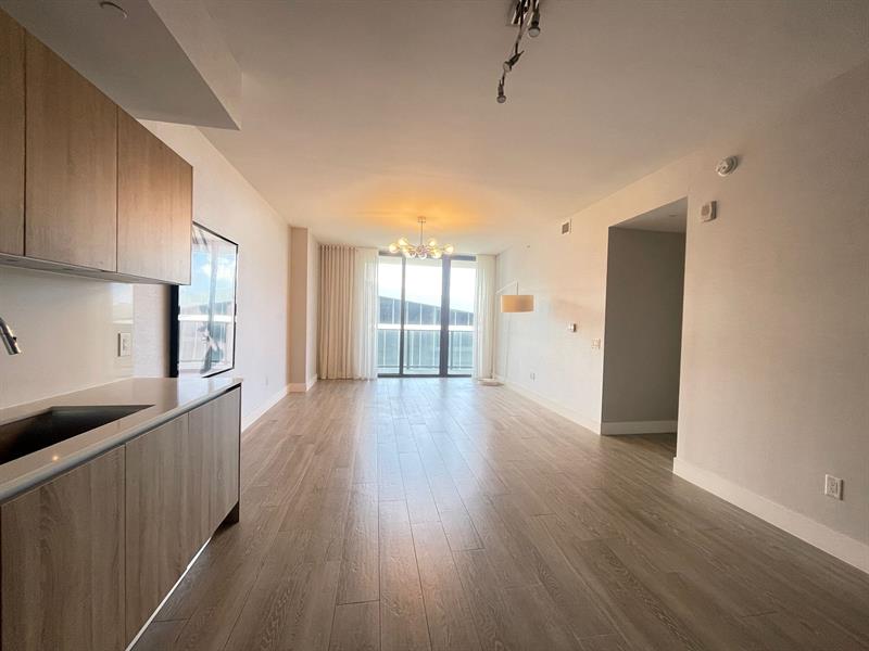 Image 21 of 22 For 2960 207 St  1008