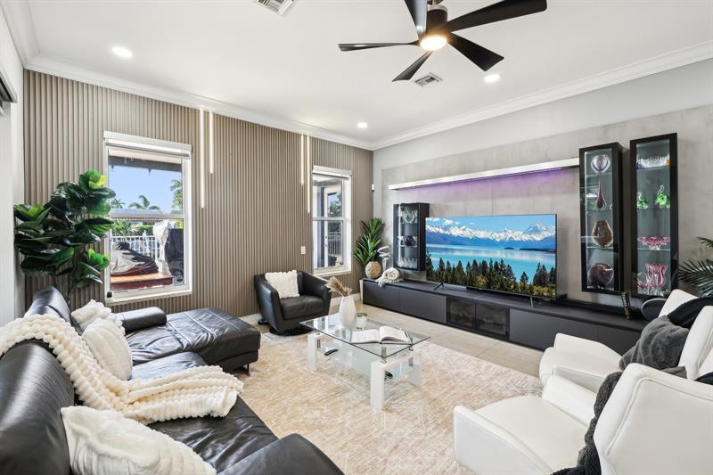 Image 19 of 72 For 1467 53rd Ct