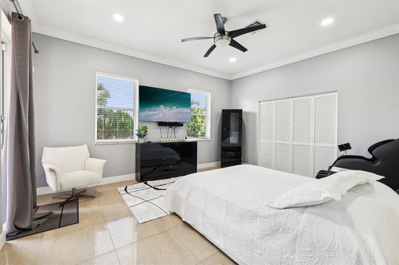 Image 25 of 72 For 1467 53rd Ct