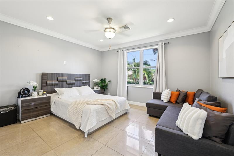 Image 33 of 72 For 1467 53rd Ct