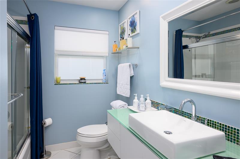 Image 21 of 41 For 4040 17 Ave  