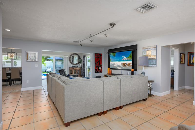 Image 7 of 41 For 4040 17 Ave  