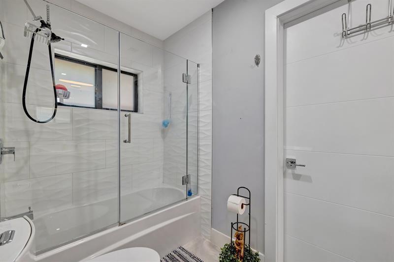 Image 31 of 42 For 422 27th St  