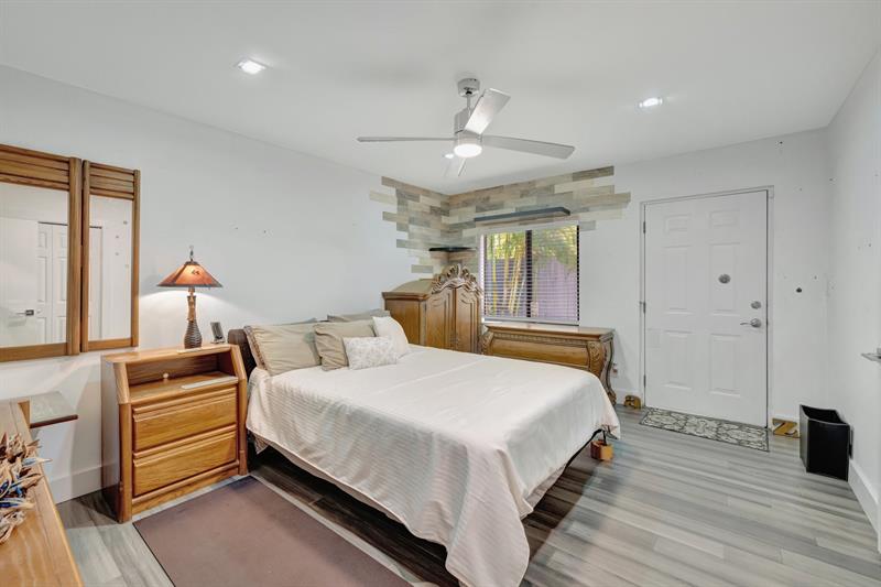 Image 32 of 42 For 422 27th St  