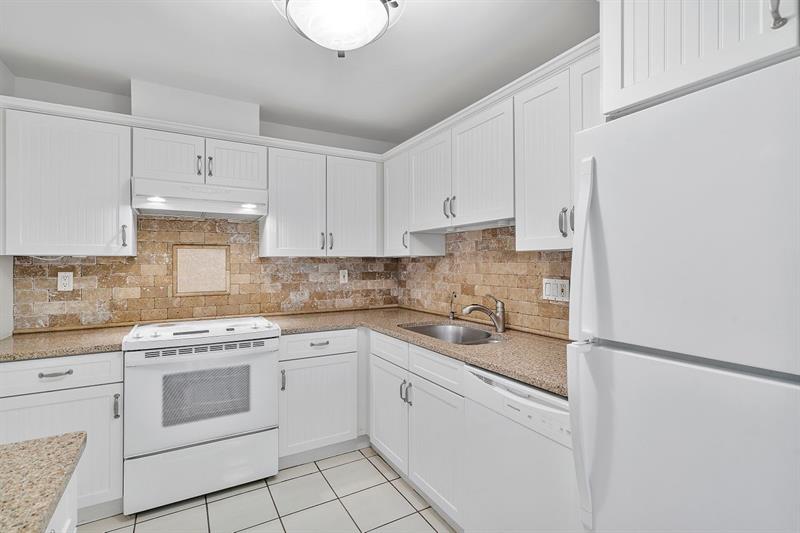 Image 17 of 59 For 10777 Sample Rd  611