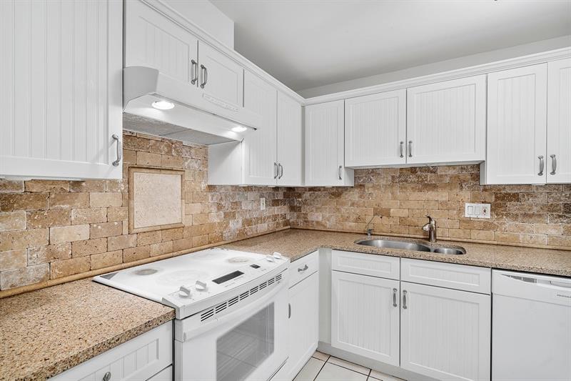 Image 18 of 59 For 10777 Sample Rd  611