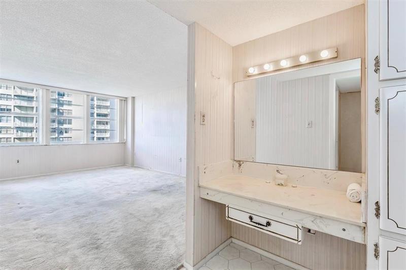 Image 15 of 35 For 18031 Biscayne Blvd  1104