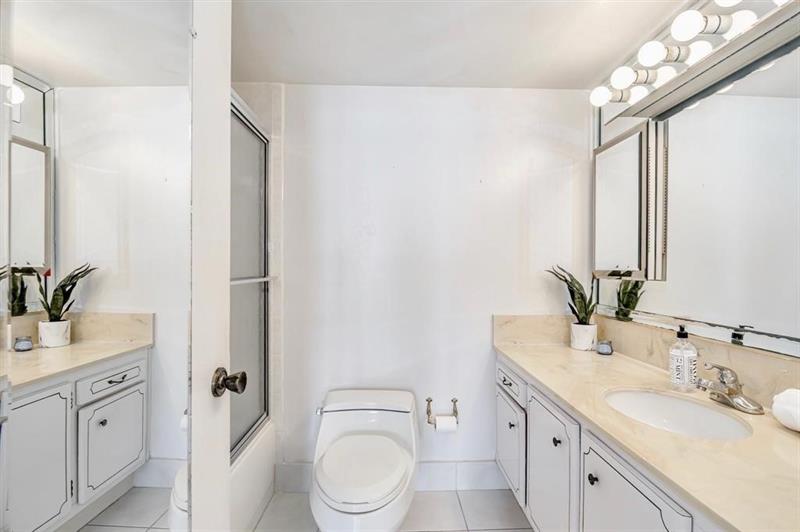 Image 16 of 35 For 18031 Biscayne Blvd  1104
