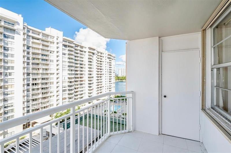 Image 20 of 35 For 18031 Biscayne Blvd  1104