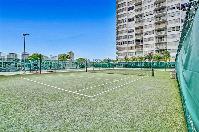 Image 29 of 35 For 18031 Biscayne Blvd  1104