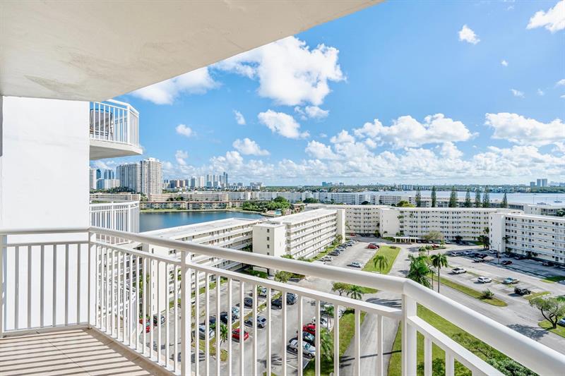 Image 4 of 35 For 18031 Biscayne Blvd  1104