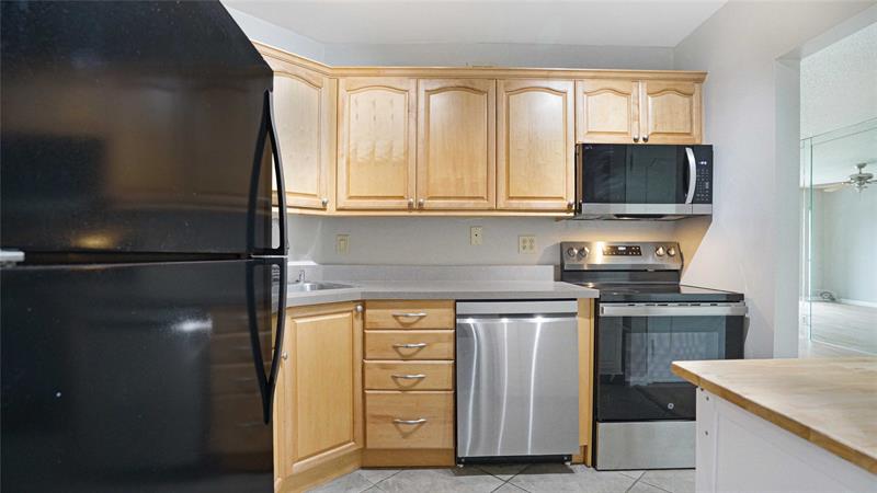 Image 11 of 35 For 3111 Oakland Shores Dr  F210