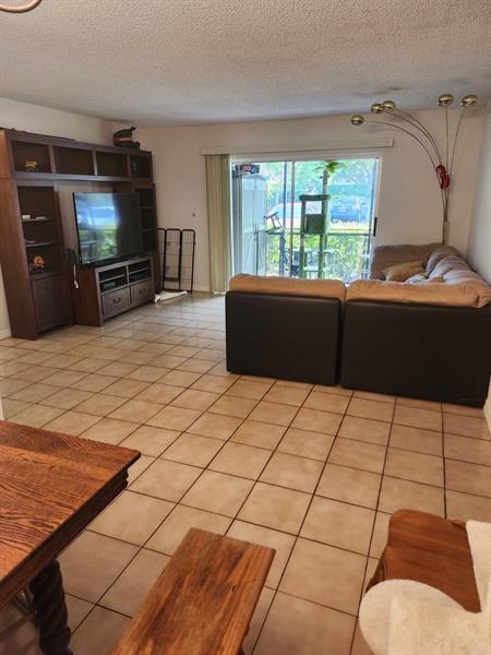 Image 11 of 39 For 2705 Oakland Forest Dr  102