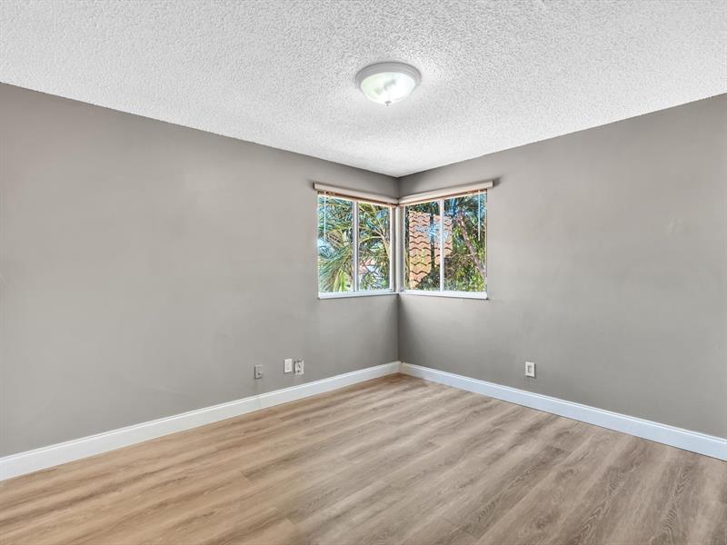 Image 34 of 57 For 9240 Oak Grove Cir