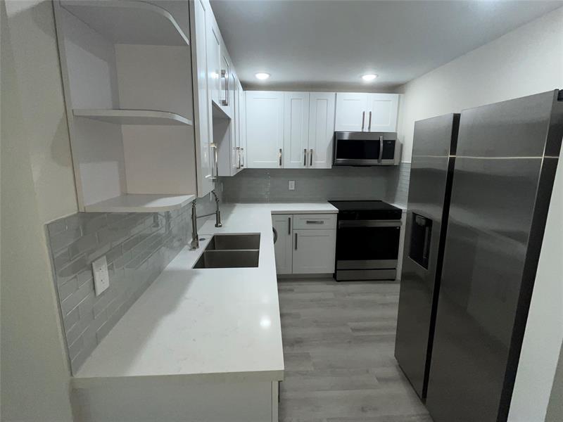 Image 10 of 32 For 6407 Bay Club Drive  3