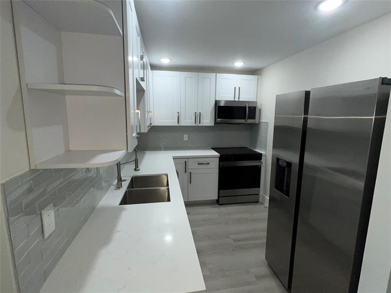 Image 11 of 32 For 6407 Bay Club Drive  3