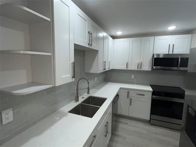 Image 12 of 32 For 6407 Bay Club Drive  3