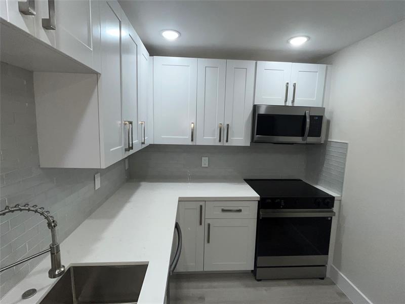 Image 13 of 32 For 6407 Bay Club Drive  3