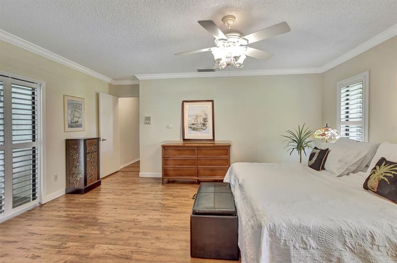 Image 14 of 47 For 243 Woodlake Circle